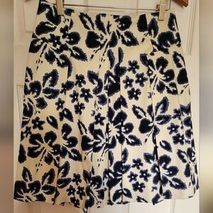 INC skirt. Size 8. White Blue  cotton/ lycra Pleated.